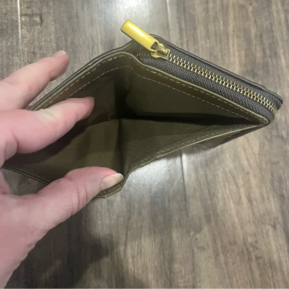 Fossil  Women's Logan Small RFID Bifold leather Olive Green wallet - Picture 4 of 8